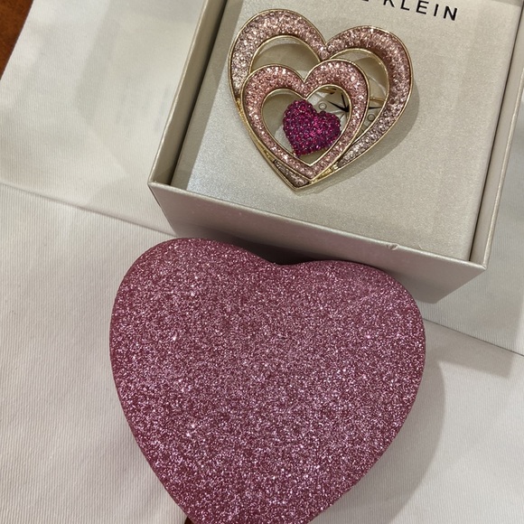 Brooches - Picture 3 of 4